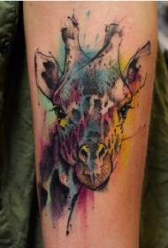 Roztomilý inkoust malované žirafa tetování vzor