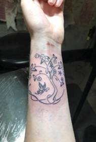 Tyttö ranne mustalla geometrisella yksinkertaisella linjalla luova kasvien elämän puu tatuointi kuvaa