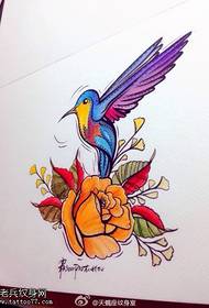 Model de manuscris pentru tatuaj colibri trandafir colorat
