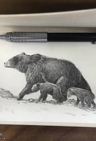 Bản thảo phác thảo gấu mẹ với một mẫu hình xăm gấu