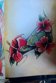 un motif de tatouage de tortue