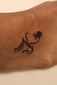 Tatuaggio semplice coccinella sul collo del piede