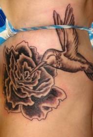 Kolibri ja ruusu musta tatuointikuvio