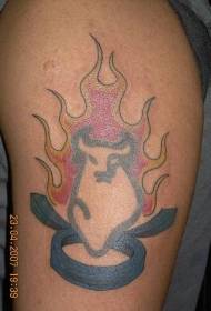 おうし座のシンボルと雄牛の炎のタトゥーパターン