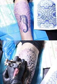 Gambar pemandangan tato totem kembang seahorse
