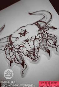 Gumagawa ng malikhaing antelope tattoo manuskrito sa pamamagitan ng palabas sa tattoo