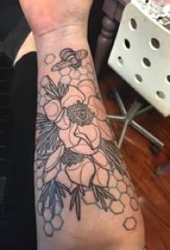 Schooljongen arm geschilderd geometrische eenvoudige lijn plant bloem tattoo foto