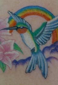 Colibrí de color de hombro y foto de tatuaje de arco iris