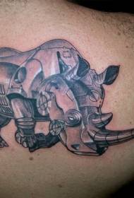 Zatamnjena strojna tetovaža nosoroga na ramenu