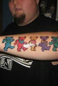 Мъжка ръка различен цвят мечка татуировка модел