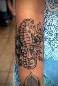 Tamaʻitaʻi tamaʻitaʻi i luga o le laumei Black Gray Sketch Sting Tips Creative Hippocampus Tattoo Picture
