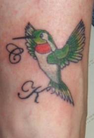 Letras de color de pierna y fotos de tatuajes de colibrí