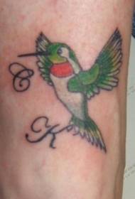 Awọn lẹta awọ ti ẹsẹ ati awọn aworan tatuu hummingbird