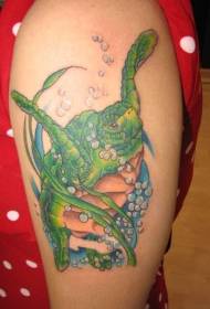 Tatuaggio di una tartaruga verde che nuota nell'oceano