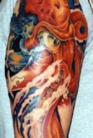 Schouderkleur oceaan met octopus tattoo-foto's