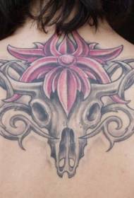 Bull elk ug sumbanan nga pink nga tattoo sa bulak