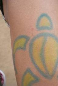Mavi ve sarı kaplumbağa totem dövme deseni