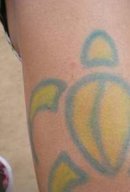 Modello tatuaggio totem tartaruga blu e giallo