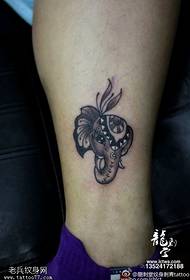 Ang tattoo sa bata nga elepante sa ankle