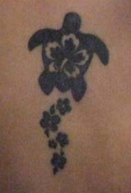 Čierna korytnačka s tetovaním kvetu ibišteka