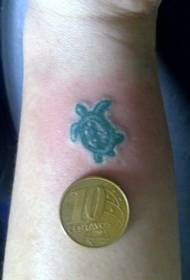 Ranne minimalistinen vihreä kilpikonna tatuointi malli