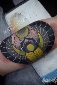 Modello di tatuaggio insetto stile egiziano a braccio grande