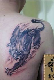 Hrudní černé a bílé divoké tetování
