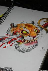 Slika u boji tigrove glave bodež tetovaža