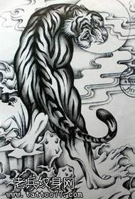 A tetováló show-kép egy hegyi tigris tetoválás kéziratának képet ajánlott