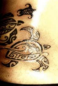 Svart tribal turtle totem tatoveringsmønster