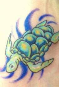السباحة السلاحف الخضراء مع نمط علامة الوشم الأزرق