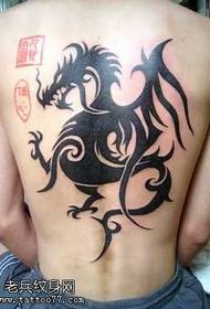 Bonic tatuatge de drac volador a la part posterior