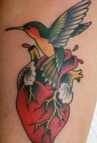 Bras de couleur coeur avec motif tatouage colibri