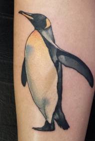 Immagine realistica del tatuaggio del pinguino realista di colore delle gambe