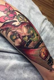 Shank faarwege Dinosaurier mat Blummen Tattoo Muster