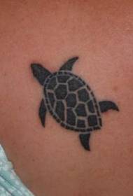 Patrón de tatuaxe de tartaruga negra moi pequena