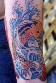 Calamaro dorato con motivo a tatuaggio ad acqua blu