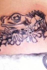 Waist pictiúr tattoo frog neamhchríochnaithe ar an charraig