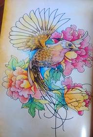 Isang magandang at magandang hummingbird tattoo na larawan ng pattern ng script
