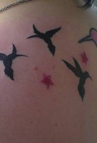 Padrão de tatuagem de beija-flor preto e rosa