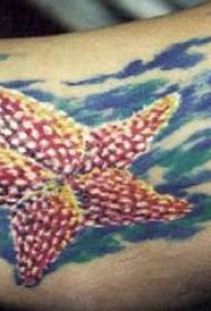 手臂彩色美麗的紅色海星紋身圖案