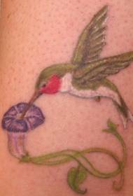 Hanka kolibrisa lore tatuaje ereduarekin