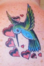 Simpatičen hummingbird in vzorec tatoo v obliki srca