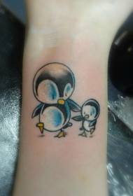 Цртани зглобови два слатка дизајна тетоважа пингвина