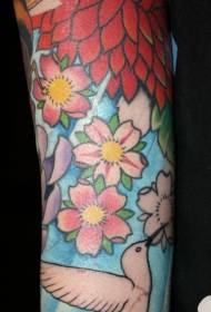 Arm arm na hummingbird at may kulay na pattern ng tattoo ng bulaklak