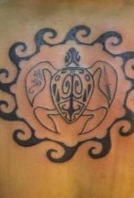 Penyu hitam suku dengan pola tato gelombang lingkaran