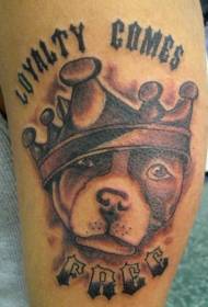 Лојалан пас тетоважни узорак носи круну