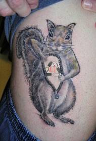 Simpatična veverica z vzorcem tatoo z zadrgo