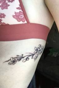 Meedchen Säit Taille op schwaarze Punkt Dorn einfach Zeil Planz Plum Tattoo Bild