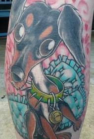 Cane giocattolo russo con motivo a tatuaggio sul cuscino